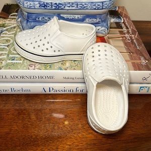 Like new White Natives size 5